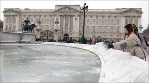 Frozen fountain in front of Buckingham Palace