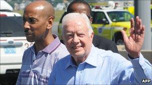 Former US President Jimmy Carter (R) with US national Aijalon Gomes
