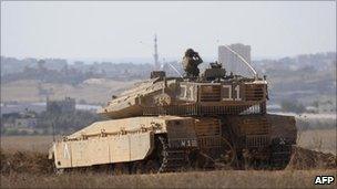 Israeli tank crew observes the Gaza border (22 September 2009)