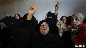 Relatives of Palestinian militant Mahmoud Al-Najar mourn during his funeral in Khan Younis, 26/12