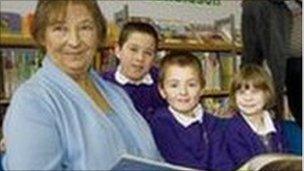 Councillor Rosie Clarke and children in Woodbridge Library