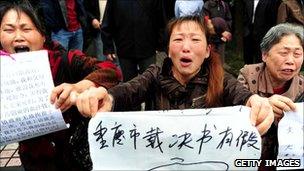 Petitioners condemn Wen Qiang during his appeal (May 2010)