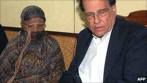 Salman Taseer with Asia Bibi. 20 Nov 2010