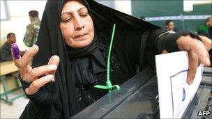 Iraqi woman votes in Najaf (January 2009)