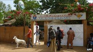 Restaurant in Niamey from where the men were kidnapped (8 Jan 2011)
