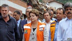 Dilma Rousseff (C) in Nova Friburgo, 13 Jan