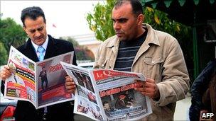 Tunisian men read newspapers on 18 January 2011 at the Kasbah in Tunis