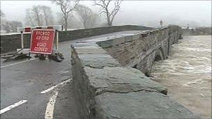 Dŵr uchel yn Afon Ddyfi ger y bont