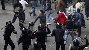 Egyptian protesters flee as riot police charge towards them in Cairo. Photo: 28 January 2011
