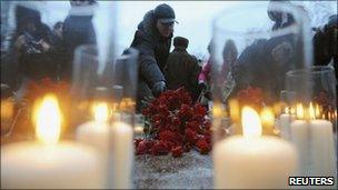 A man lays flowers to commemorate the victims of a bomb explosion at Moscow's Domodedovo airport (image from 27/1/2011)