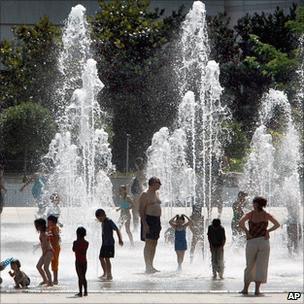 Children plaung in fountain