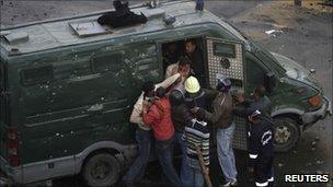 Plain clothes police officers detain protesters in Suez, Egypt (27 Jan 2011)