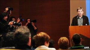 Prominent Basque separatist Rufi Etxeberria (R) at a news conference in Bilbao (7 Feb 2011)