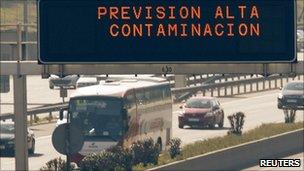 A sign above Madrid's M30 motorway warns drivers that high levels of pollution are expected (8 February 2011)