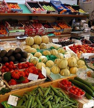 Fruit and veg market stall (Image: BBC)