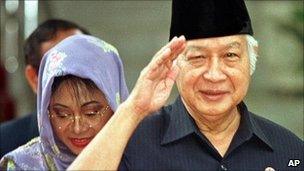 Former Indonesian President Suharto salutes after announcing his resignation. 21 May 1998