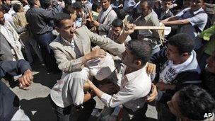 Protesters and government supporters clash in Sanaa, Yemen (13 Feb 2011)