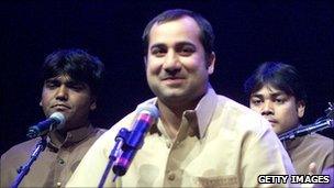 Rahat Fateh Ali Khan (centre) at a performance in 2001