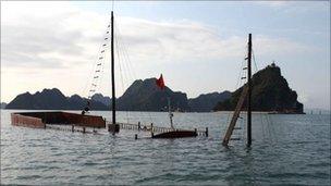 The tourist boat sunk in Halong Bay