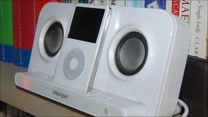 Speaker dock with iPod