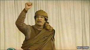 Libyan leader Col Muammar Gaddafi seen on state TV (20 Fen 2011)