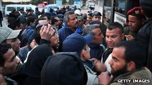 Refugees from Libya board a bus in Jdir, Tunisia (23 Feb 2011)