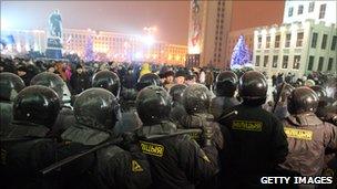 Riot police face protesters in Minsk (20 Dec 2011)