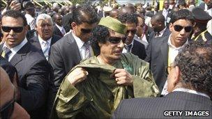 Col Muammar Gaddafi surrounded by security guards, Uganda (25 July 2010)