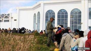 Egyptian refugees queue to catch a flight home