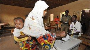 A Nigerian with her baby votes on March 12, 2011 in Niamey