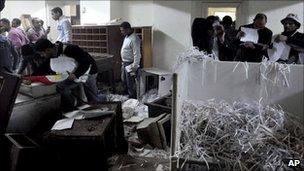 Egyptians search through SSIS headquarters in Alexandria