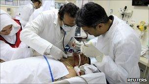 Doctors operate on a man at the Salmaniya medical centre in Manama, Bahrain (15 March 2011)