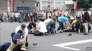8 июня 2008 г. Раненые жертвы, зарезанные Томохиро Като, лежат на улице, Токио