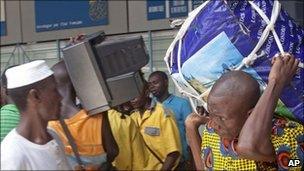 Malian nationals fleeing Abidjan