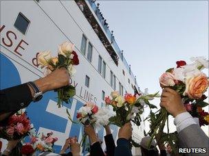 Rebel supporters welcome the Turkish humanitarian ship in Benghazi (3 April 2011)