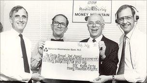 Presenting a Money Mountain cheque