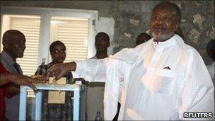 Djibouti's President Ismail Omar Guelleh casts his ballot during the presidential elections, April 8, 2011