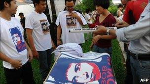 Bob Dylan fans buy merchandise in Vietnman