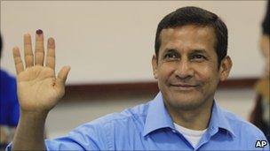 Ollanta Humala casting his vote on 10 April 2011