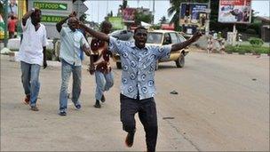 People celebrate news of Mr Gbagbo's capture in Abidjan's Ange district, 11 April