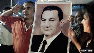 Supporters of Hosni Mubarak in Cairo on 17/4/11