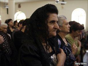 Worshippers at the Easter Sunday service in the Sacred Heart church in Baghdad (24 April 2011)