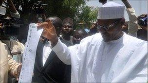 Muhammadu Buhari (r) cast his vote on 16 April 2011