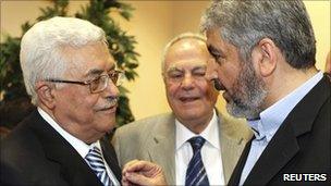 Khaled Meshaal (R) and Mahmoud Abbas (L) in Cairo, 4 May