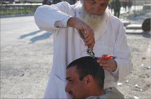 Char Gul cutting hair