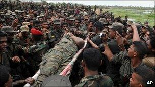 Sri Lankan troops with the body of Velupillai Prabhakaran