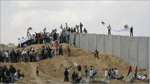 Palestinians protest at the Rafah crossing, Gaza (15 May 2011)