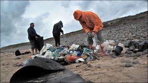 Volunteers count litter on Porth Neigwl or Hell's Mouth beach, Gwynedd (Photo: Jacki Clarke)