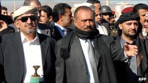 President Saleh (C),Sadeq al-Ahmar (L) and brother Himyar (R) during the funeral of Sheikh Abdullah al-Ahmar, December 31 December, 2007