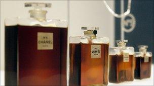 tidligere Kirkegård tapperhed Chanel No 5: The story behind the classic perfume - BBC News